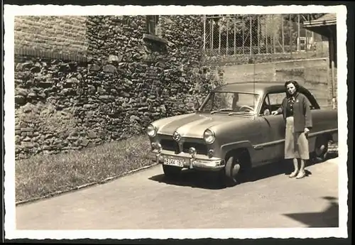 Fotografie Auto Ford Taunus Weltkugel, Dame steht am PKW