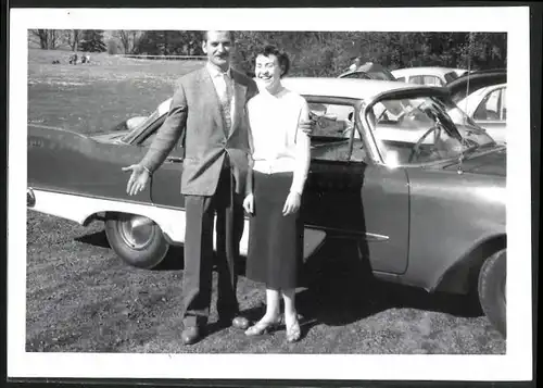 Fotografie Auto US-Car, Paar mit PKW in Vancouver 1957