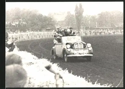 Fotografie Auto Cabrio, PKW der Rennleitung mit Speedway-Rennfahrern bei der Ehrenrunde