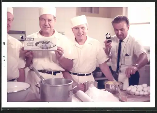 Fotografie Schnappschuss im Werbefilm für Burry's Kekse, Konditoren in der Backstube
