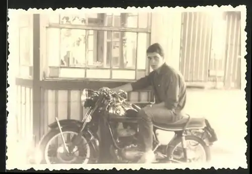 Fotografie Motorrad Mars, Bursche auf Krad sitzend