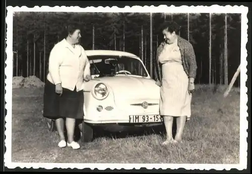 Fotografie Auto Sachsenring Trabant P50, Hausfrauen am PKW