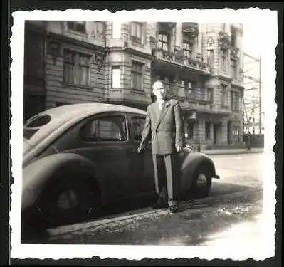 Fotografie Auto VW Käfer Brezel, Fahrer & Volkswagen 1956