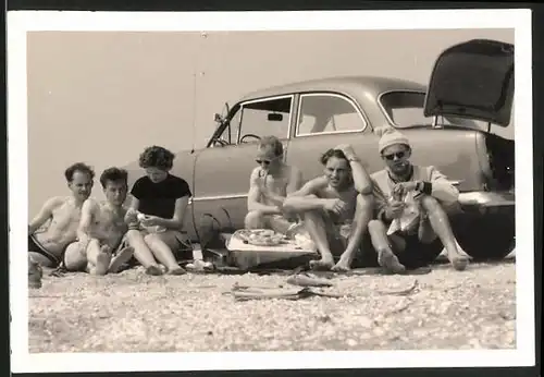 Fotografie Auto Ford Taunus, Männer beim Picknick neben PKW