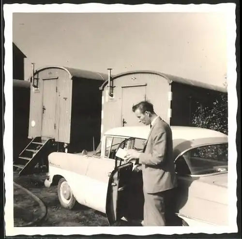 Fotografie Auto Opel Rekord, PKW & Bauwagen auf einer Baustelle