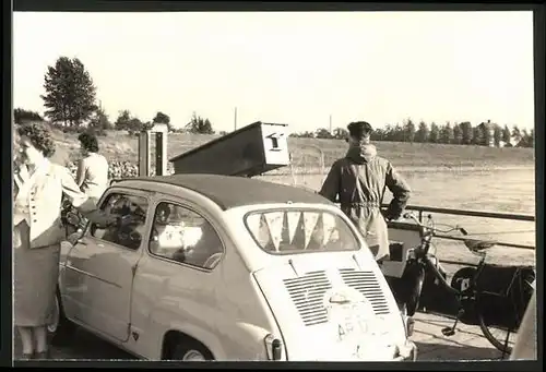 Fotografie Auto Fiat 500, PKW mit Faltdach auf einer Flussfähre