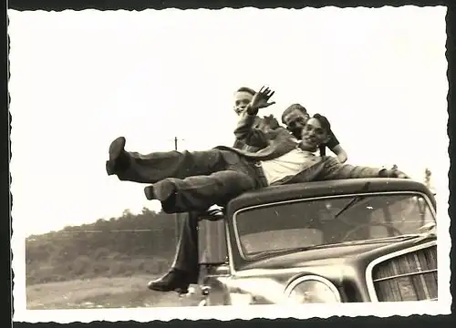 Fotografie Auto Opel, Burschen auf dem Dach des PKW's