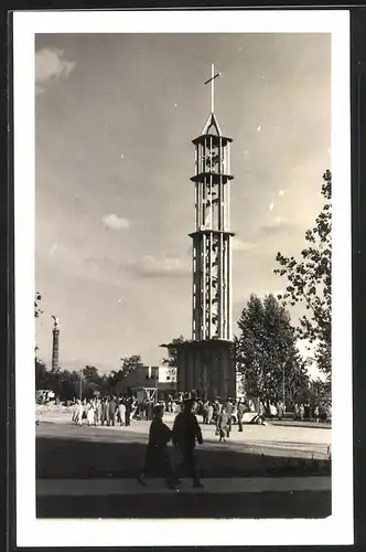 Fotografie unbekannter Fotograf, Ansicht Berlin, Glockenturm einer Kirche mit Siegessäule im Hintergrund