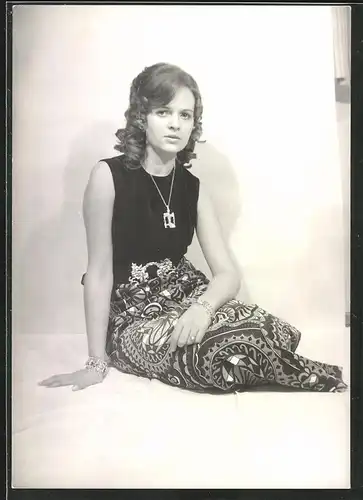 Fotografie Fotomodel, hübsche junge Brünette Frau trägt ärmellose Bluse und bunten Rock