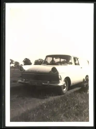 Fotografie Auto Opel Kombi, PKW auf einem Feldweg