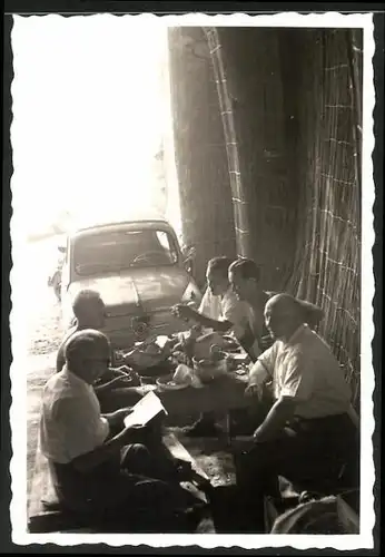 Fotografie Auto NSU-Fiat, Männer beim gemeinsamen Essen auf einer Baustelle