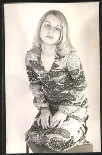 Fotografie Fotomodel, Blondine im bunten Kleid auf Hocker kniend