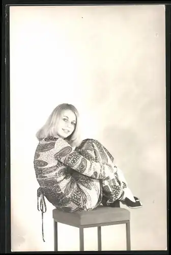 Fotografie Fotomodel, hübsche Blondine im langen Kleid auf Hocker sitzend