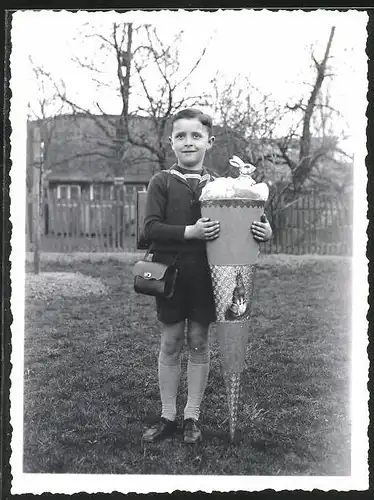 Fotografie Einschulung, Knabe mit Zuckertüte am ersten Schultag