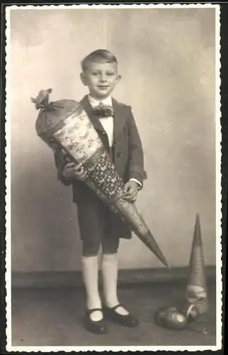 Fotografie Erster Schultag - Einschulung, glücklicher Knabe mit Zuckertüte