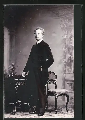 AK Schauspieler Adolf von Sonnenthal neben einem Schreibtisch stehend
