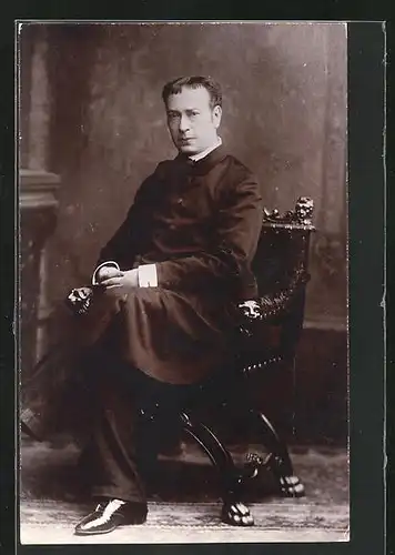 AK Schauspieler Adolf von Sonnenthal auf einem Stuhl sitzend