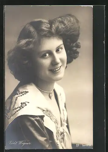AK Schauspielerin Violet Wegner mit reizendem Lächeln