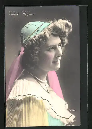 AK Schauspielerin Violet Wegner mit verträumtem Blick