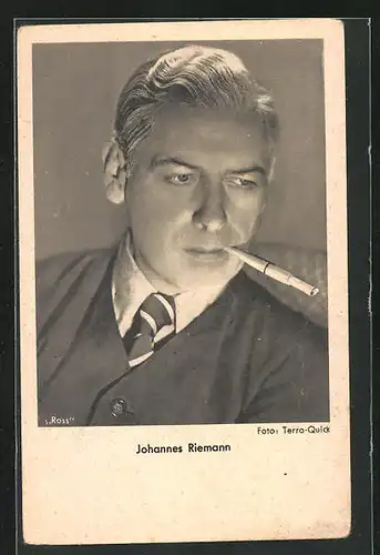AK Schauspieler Johannes Riemann mit Zigarette