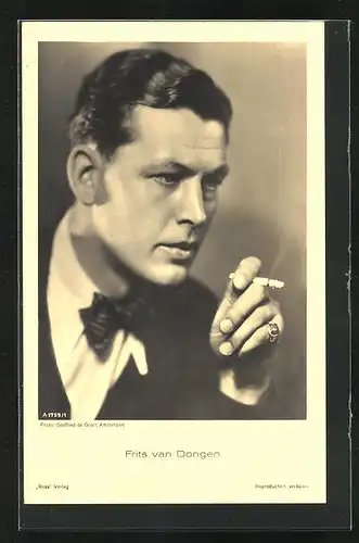AK Schauspieler Frits van Dongen mit Zigarette in der Hand