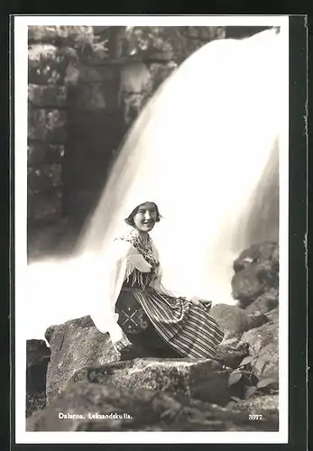 AK Leksandskulla, Frau in schwedischer Tracht vor einem Wasserfall