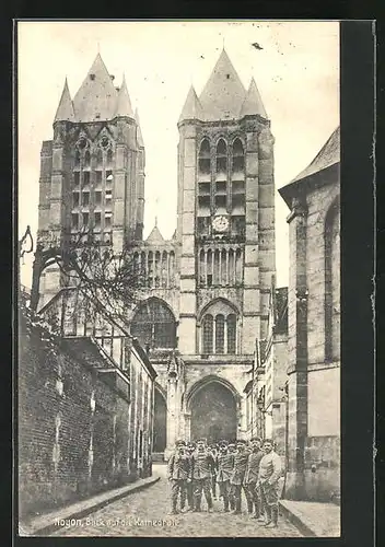 AK Noyon, Soldaten vor der Kathedrale