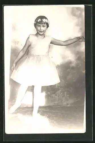 AK Junge Balletttänzerin bei einer Übung