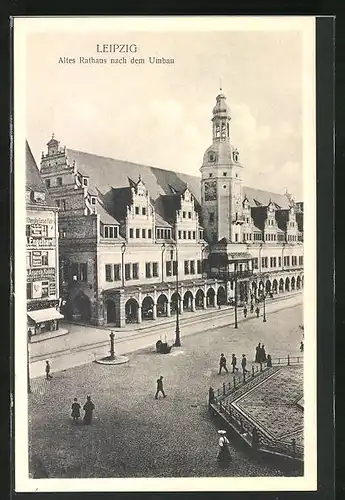 AK Leipzig, altes Rathaus nach dem Umbau, Passanten auf dem Platz