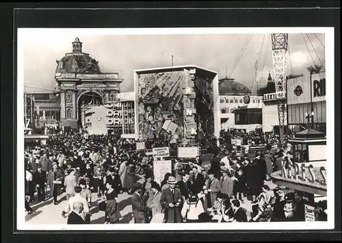 AK Budapest, Nemzetközi Vasar 1940, Ausstellung, Besucher auf der Ausstellung