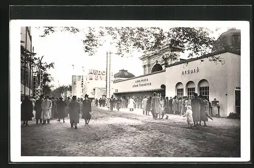 AK Budapest, Nemzetközi Vasar 1940, Ausstellung, Besucher vor einer Ausstellungshalle