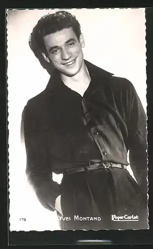 AK Musiker Yves Montand in schwarzem Hemd