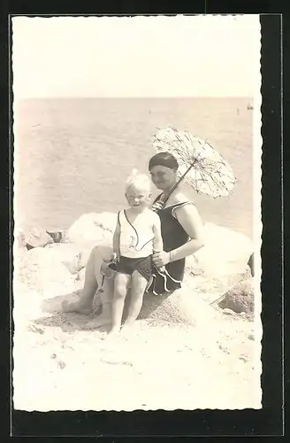 AK Mutter und Sohn am Strand