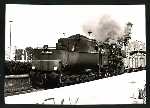 Fotografie unbekannter Fotograf, Ansicht Brandenburg/Havel, Deutsche Reichsbahn, Dampflok Nr. 528176-1 schiebt Güterzug