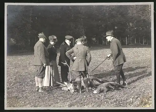 Fotografie Förster in Uniform kontrolliert Jäger & erlegten Hirsch, Jagdgesellschaft nebst Strecke