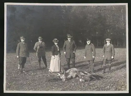 Fotografie Jäger nebst Förster in Uniform hinter erlegtem Hirsch & Gamsbock
