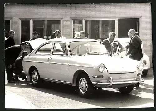 Fotografie Kurt Müller, Gelsenkirchen, Ansicht Gelsenkirchen, Auto VW 1500, PKW beim Volkswagen Autohaus