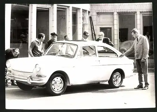 Fotografie Kurt Müller, Gelsenkirchen, Ansicht Gelsenkirchen, Auto VW 1500, PKW beim Volkswagen Autohändler