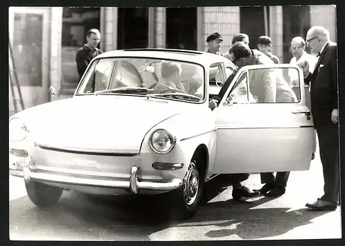 Fotografie Kurt Müller, Gelsenkirchen, Ansicht Gelsenkirchen, Auto VW 1500, Kunden & PKW am Volkswagen Autohaus