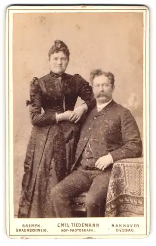 Fotografie Emil Tiedemann, Bremen, Richtweg 12, Portrait Eheleute im Biedermeierkleid und Anzug mit Walrossbart