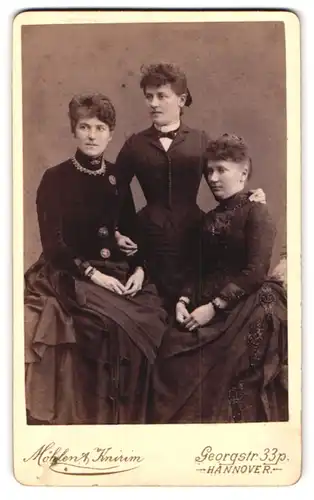 Fotografie Möhlen & Knirim, Hannover, Georgstr. 33, Portrait drei Damen in Biedermeierkleidern mit Locken