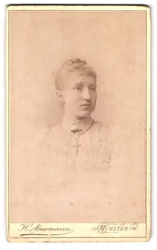 Fotografie H. Arnemann, Münster i. W., Frauenstr. 1, Portrait junge blonde Frau im hellen Kleid mit Kreuzkette