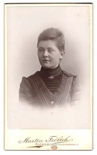 Fotografie Martin Frölich, Flensburg, Norderhofenden 9, Portrait junge Frau im Biedermeierkleid mit Brosche
