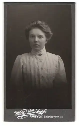 Fotografie Willy Dickopf, Rheydt, Bahnhofstr. 56, Portrait Dame in heller Bluse mit Brosche und toupierten Haaren