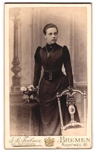Fotografie Jean Baptiste Feilner, Bremen, Richtweg 6, Portrait junge Frau im Biedermeierkleid mit Halskette
