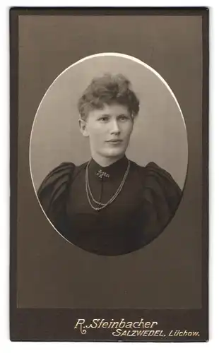 Fotografie R. Steinbacher, Salzwedel, Nueperuer-Str. 38, Portrait Dame im schwarzen Kleid mit Puffärmeln und Perlenkette