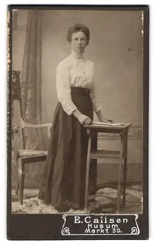 Fotografie E. Callsen, Husum, Markt 30, Portrait junge Frau in weisser Bluse mit schwarzen Rock im Atelier