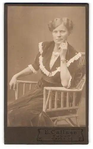 Fotografie E. Callsen, Husum, Markt 30, Portrait junge schlewig Holsteinerin im Spitzenkleid mit Armkettchen