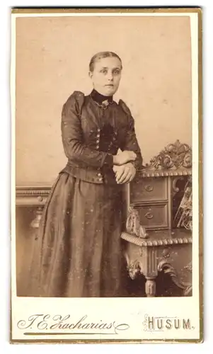Fotografie J. E. Zacharias, Husum, Neustadt 172, Portrait Dame im Biedermeierkleid mit Brosche