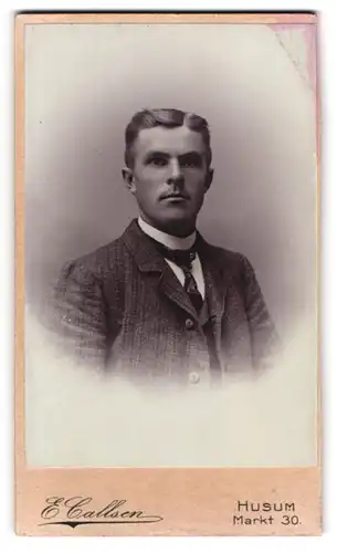 Fotografie E. Callsen, Husum, Markt 30, Portrait junger Mann im karierten Anzug mit Krawatte